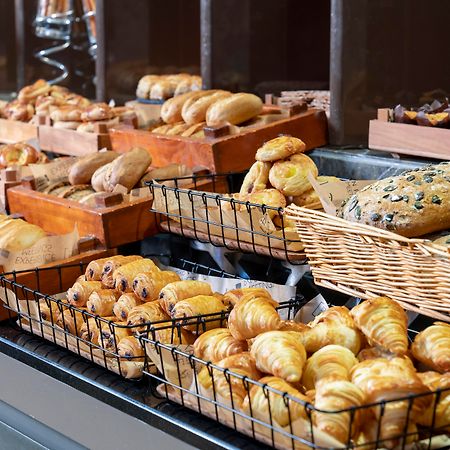 Radisson Blu Hotel Istanbul Asia ภายนอก รูปภาพ Buns and pastries