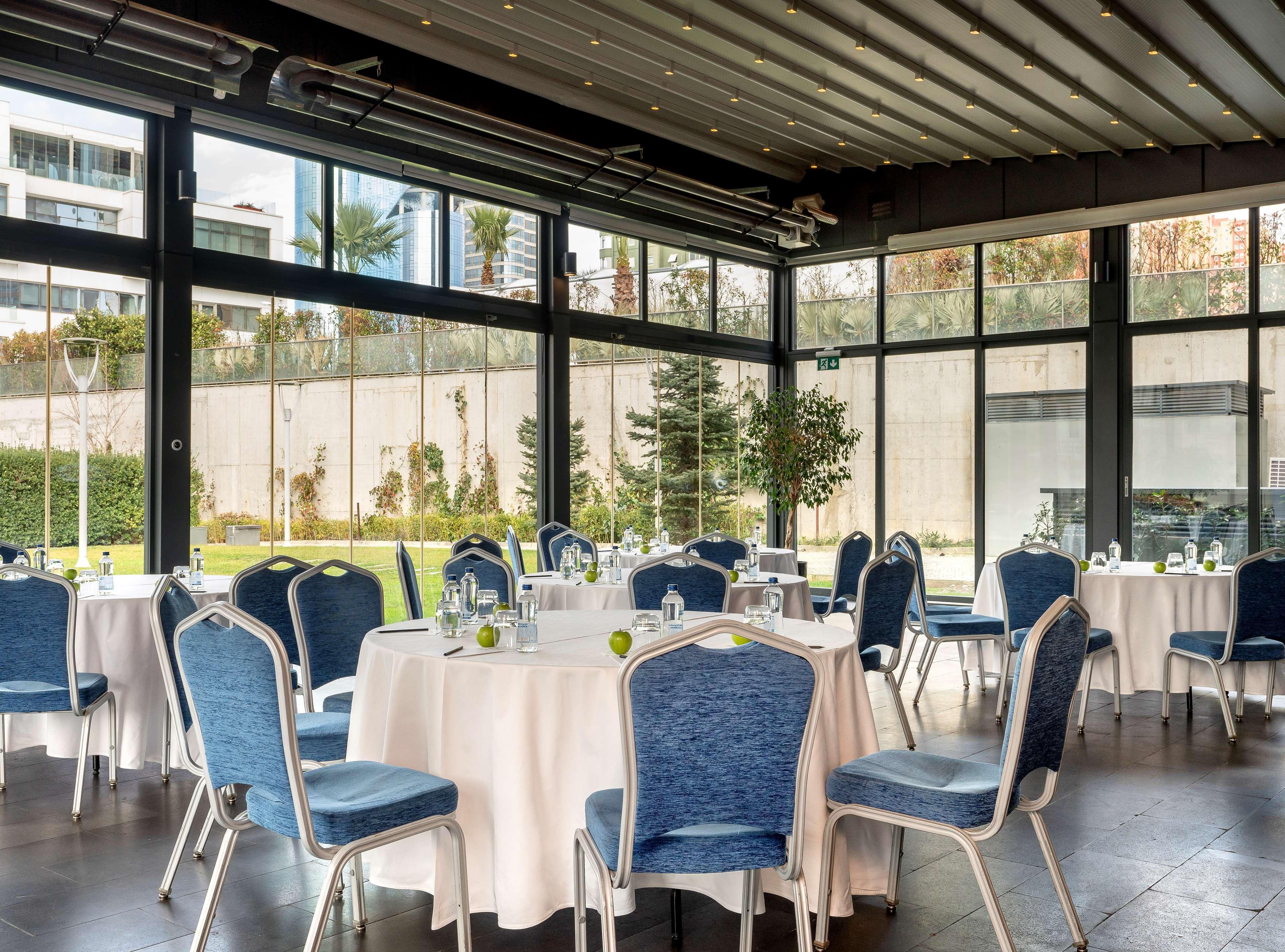 Radisson Blu Hotel Istanbul Asia ภายนอก รูปภาพ The interior of the restaurant
