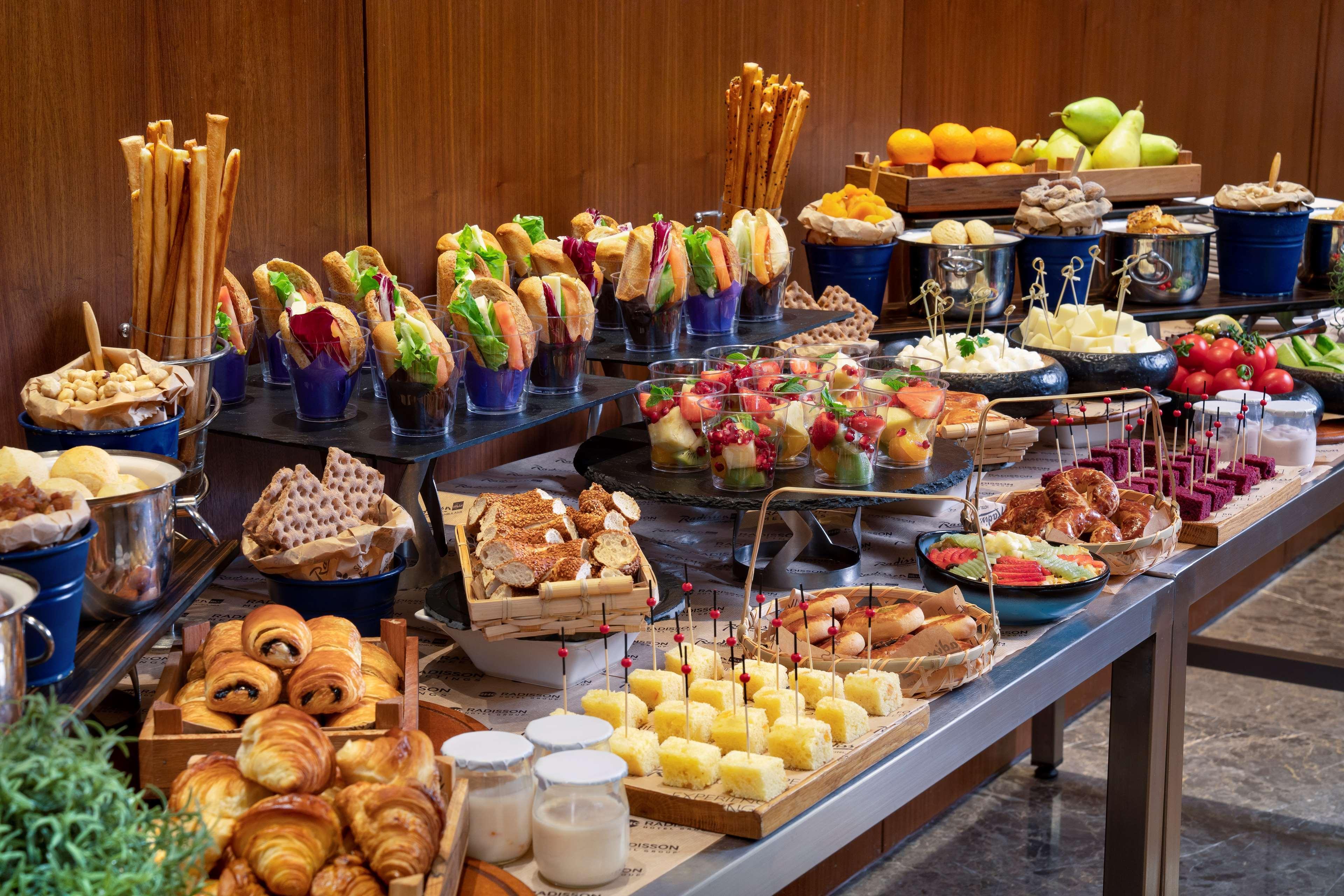 Radisson Blu Hotel Istanbul Asia ภายนอก รูปภาพ A buffet at a hotel