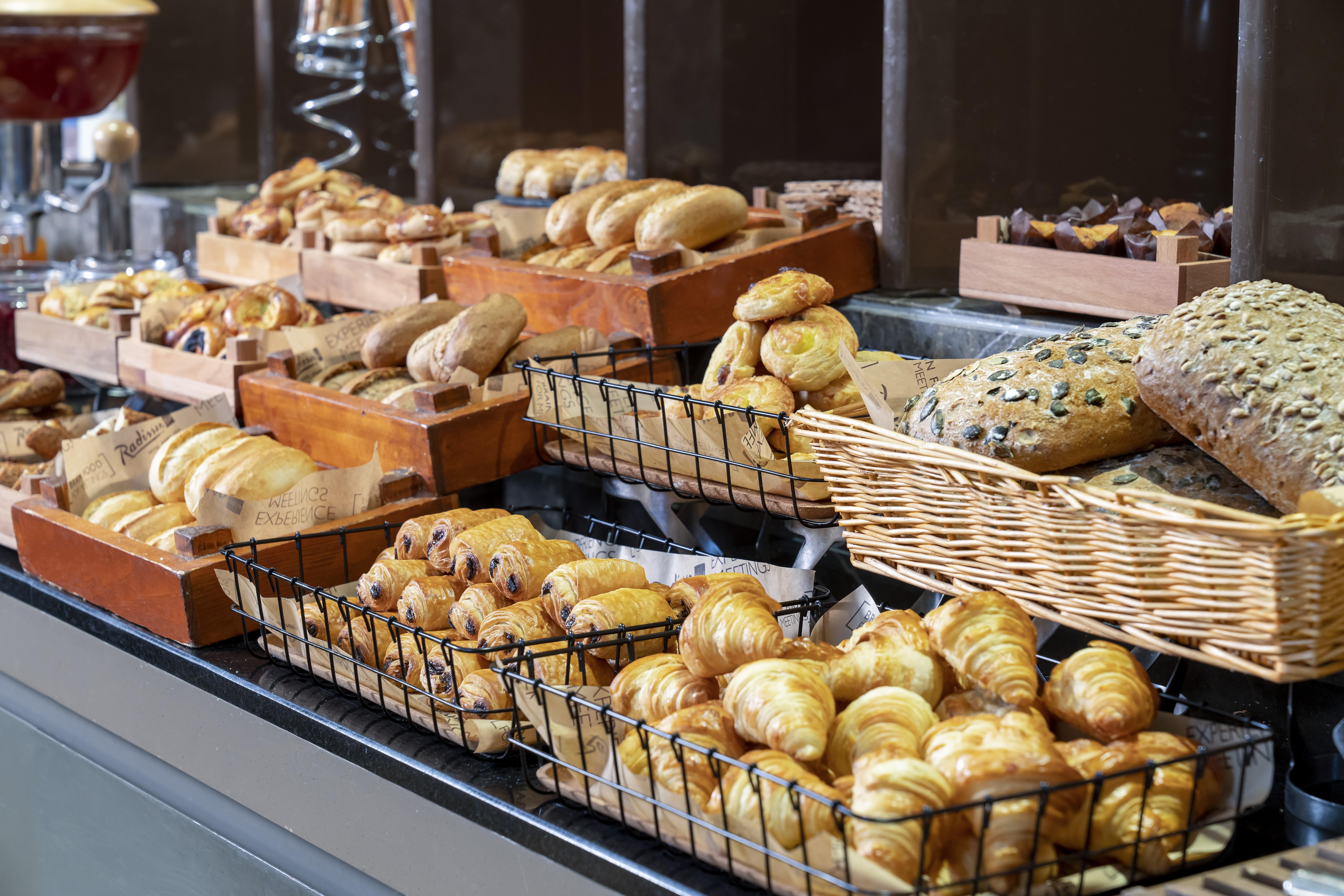 Radisson Blu Hotel Istanbul Asia ภายนอก รูปภาพ Buns and pastries