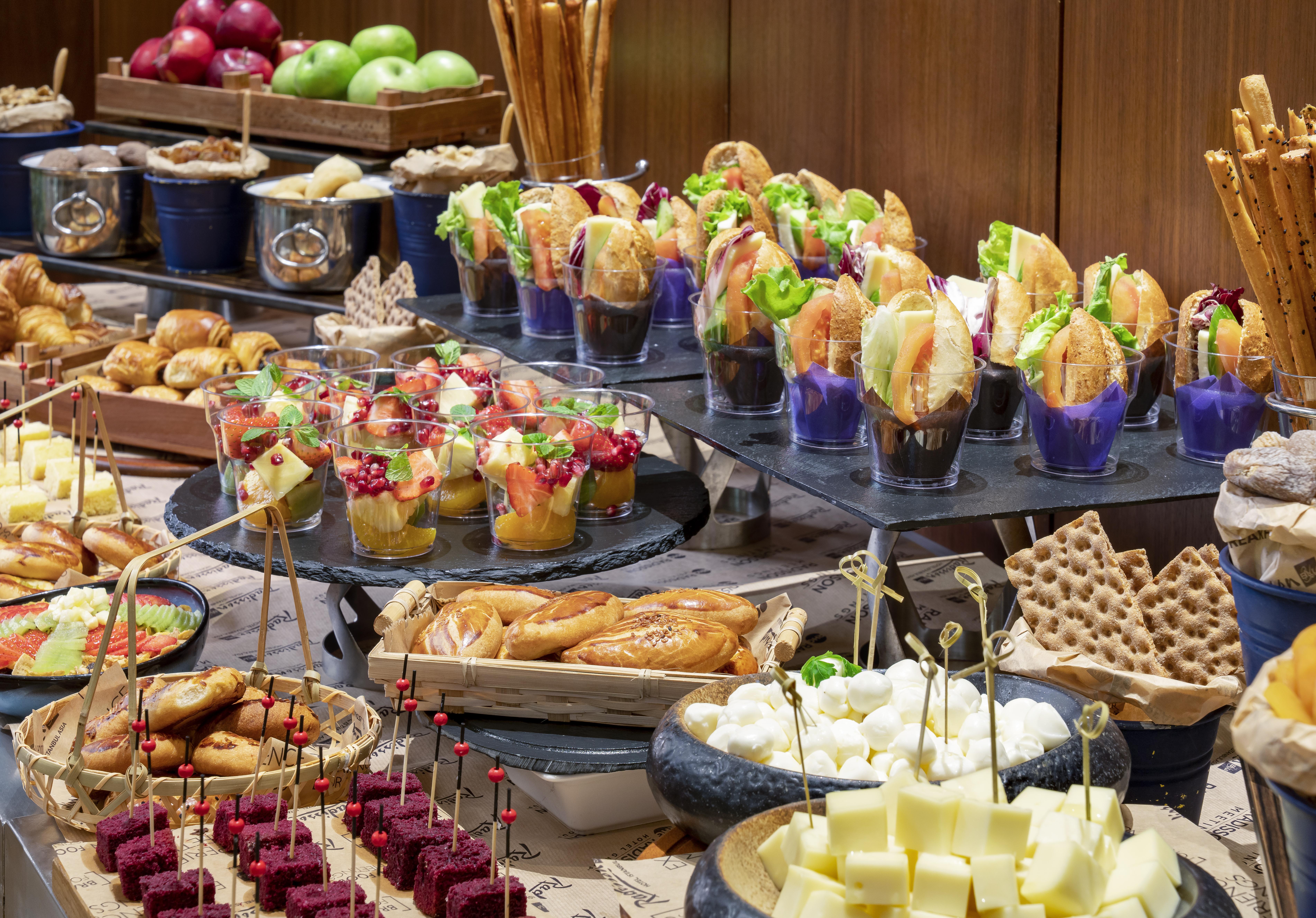 Radisson Blu Hotel Istanbul Asia ภายนอก รูปภาพ A buffet of tapas