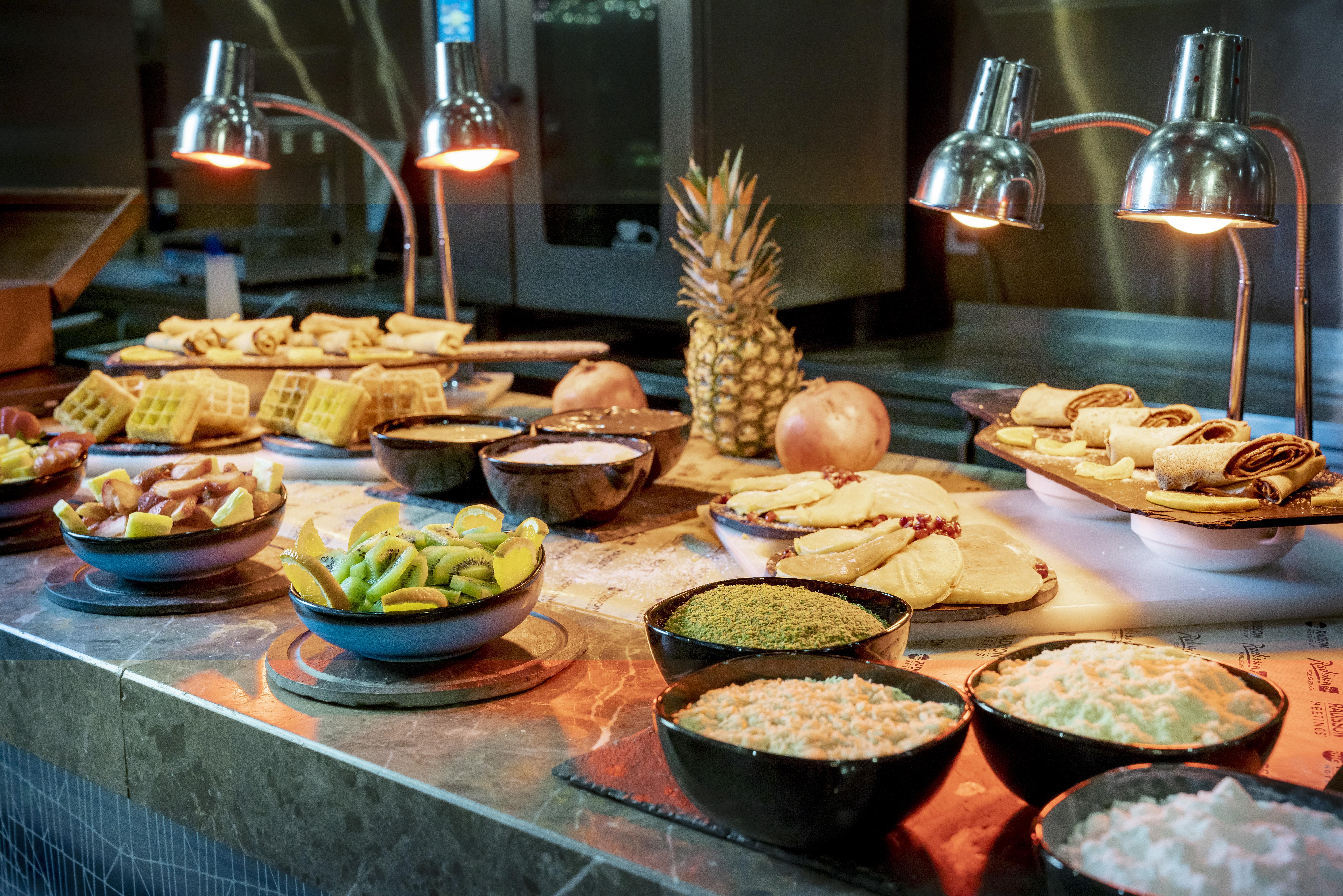 Radisson Blu Hotel Istanbul Asia ภายนอก รูปภาพ A buffet at a hotel