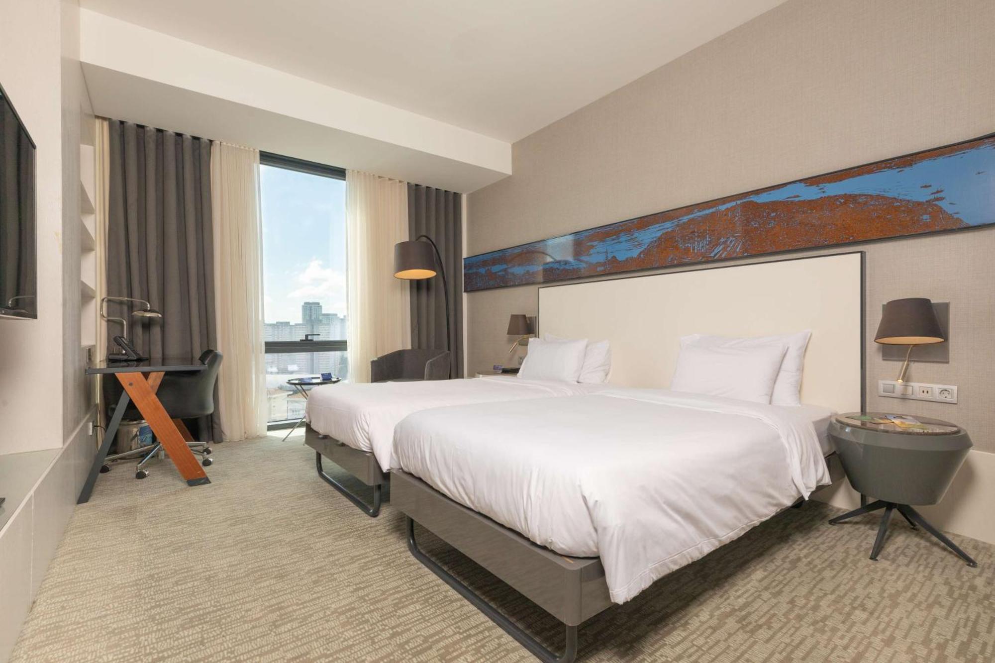 Radisson Blu Hotel Istanbul Asia ภายนอก รูปภาพ A guest room at the hotel