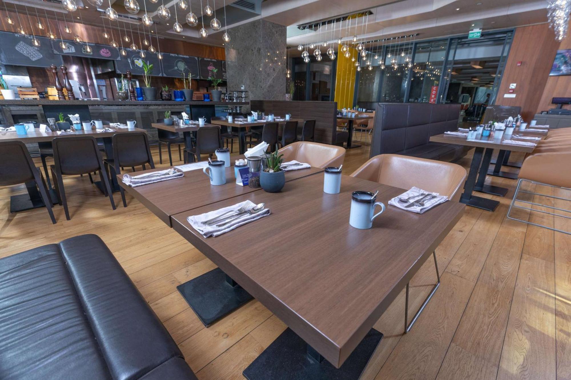 Radisson Blu Hotel Istanbul Asia ภายนอก รูปภาพ The interior of the restaurant