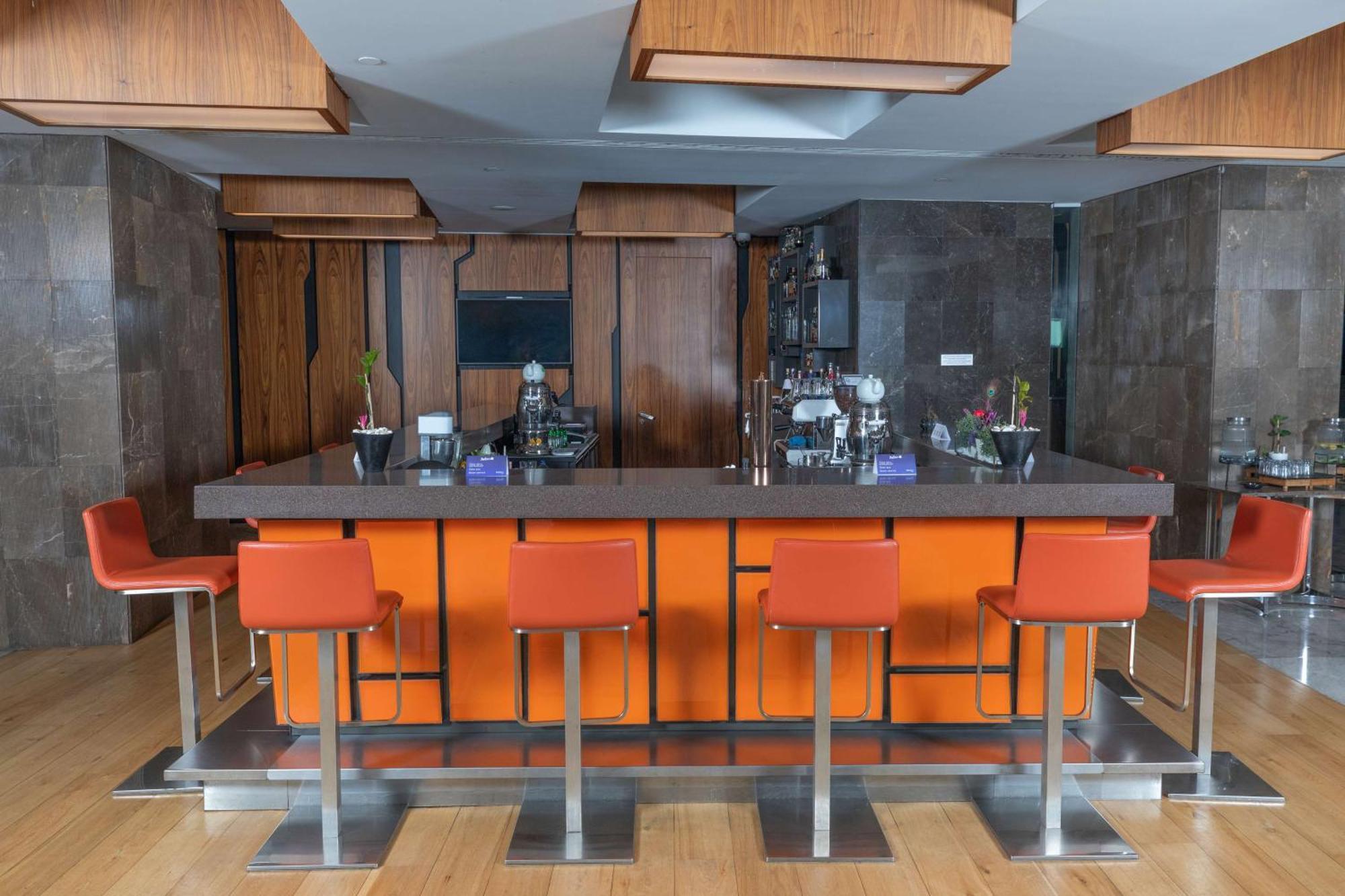 Radisson Blu Hotel Istanbul Asia ภายนอก รูปภาพ The bar at the 1000 Mile End